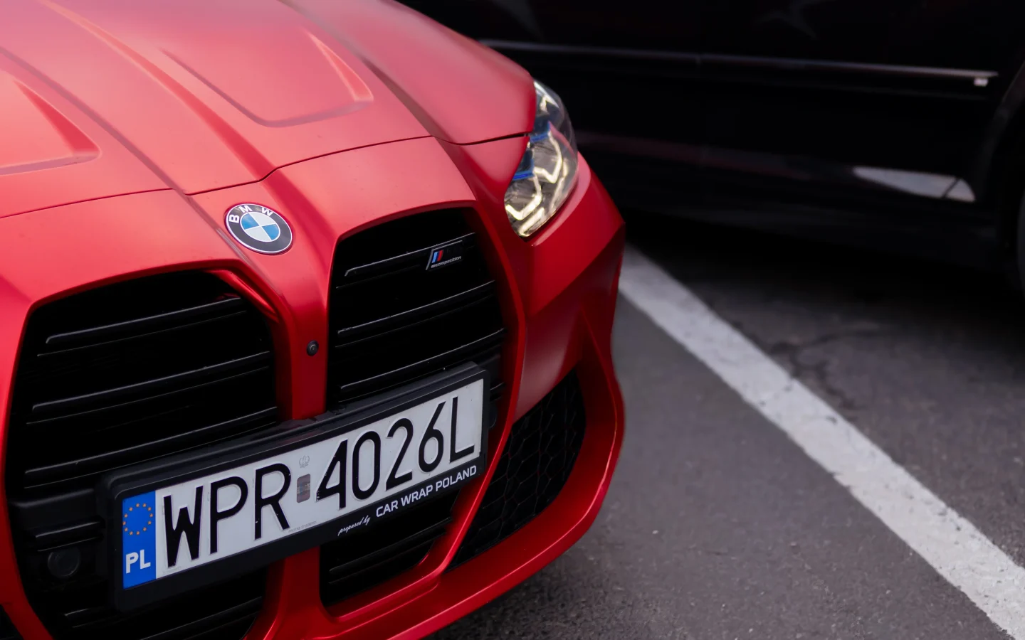Czerwone BMW podczas realizacji motoryzacyjnej