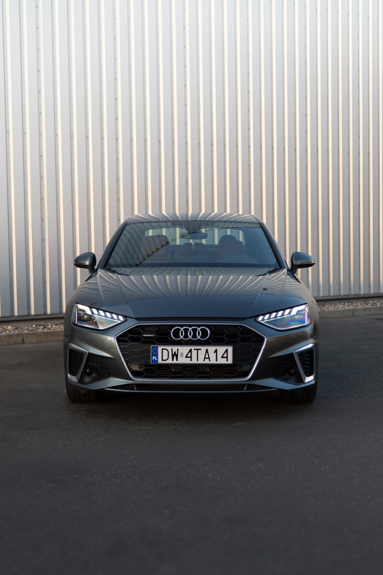 Przód szarego Audi