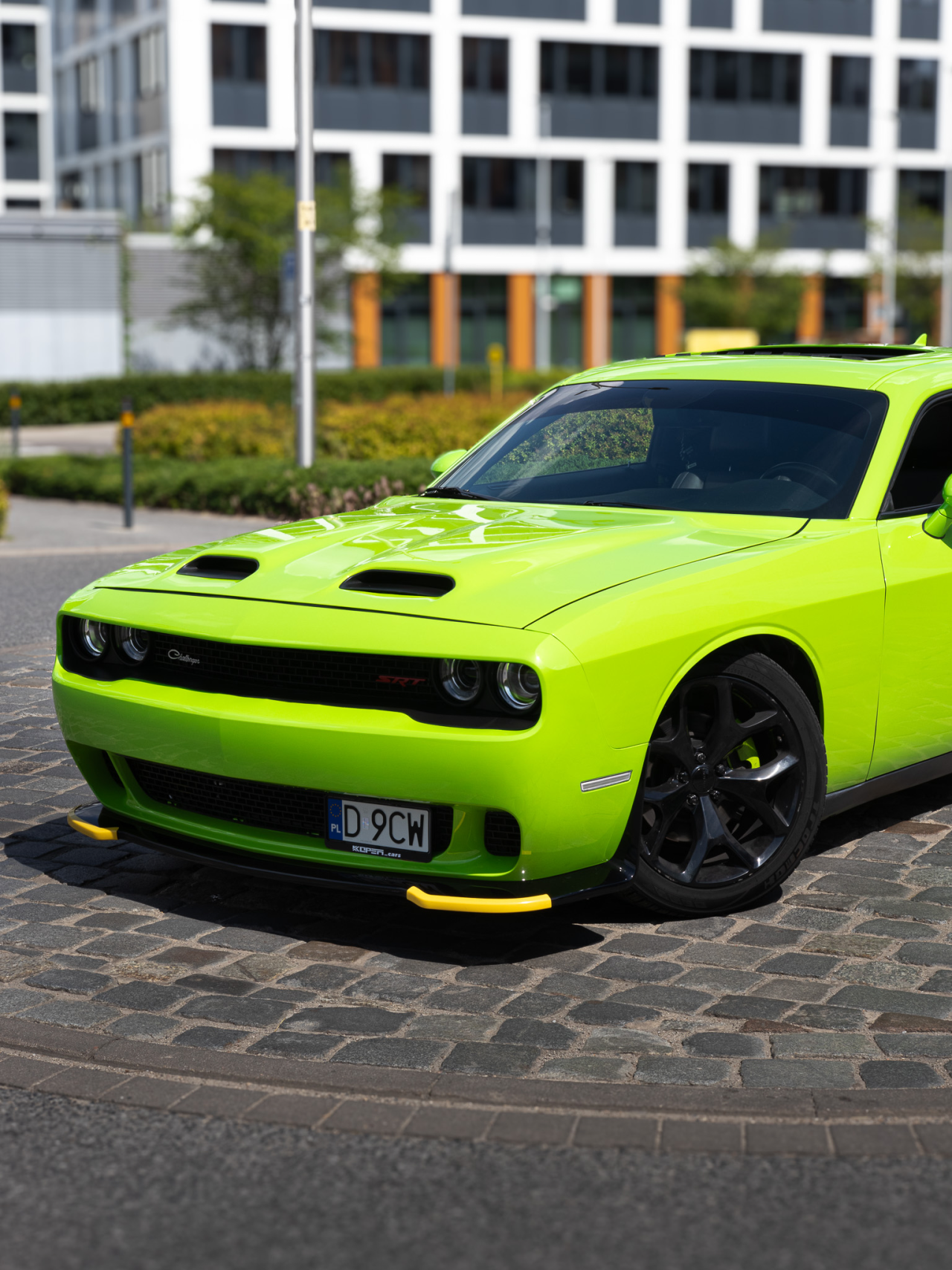 Zielony Dodge Challenger z przodu