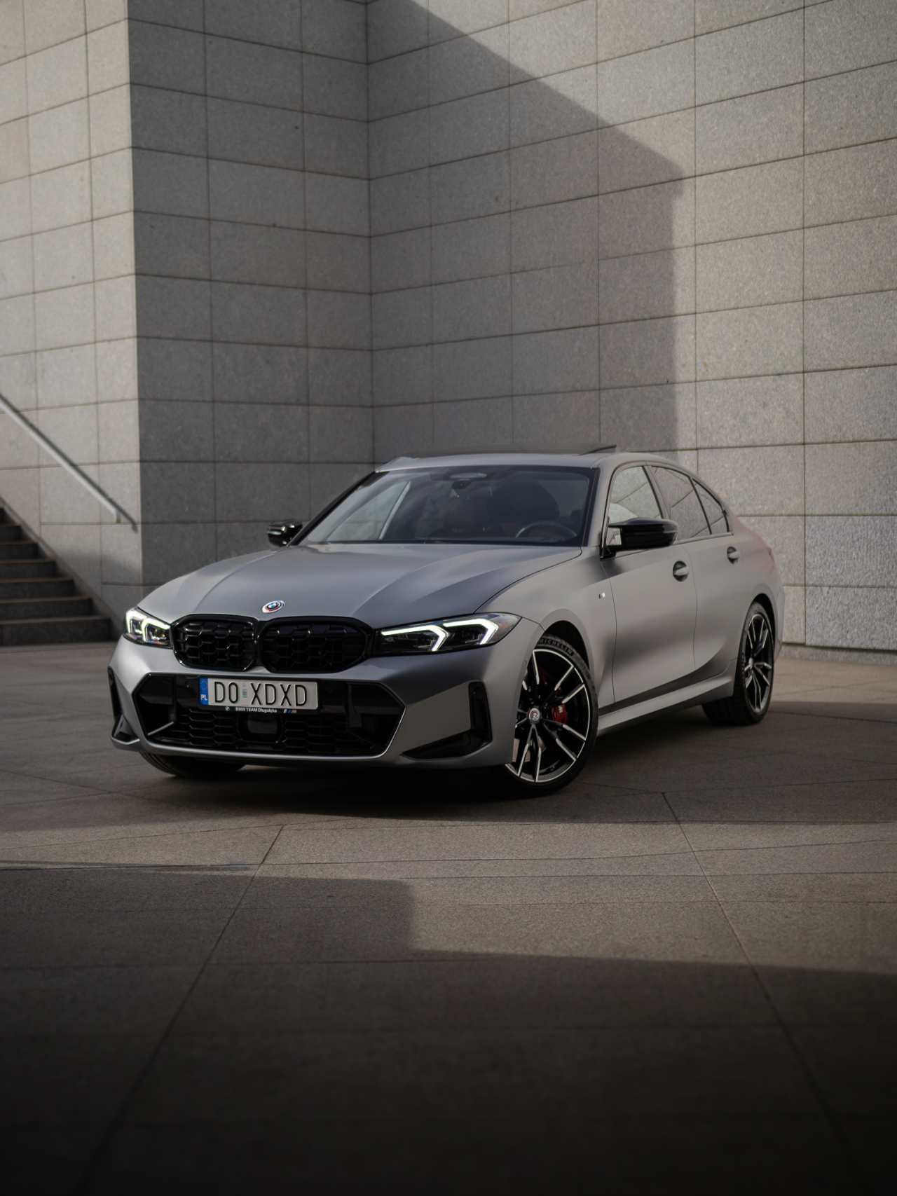 Srebrne BMW podczas sesji motoryzacyjnej