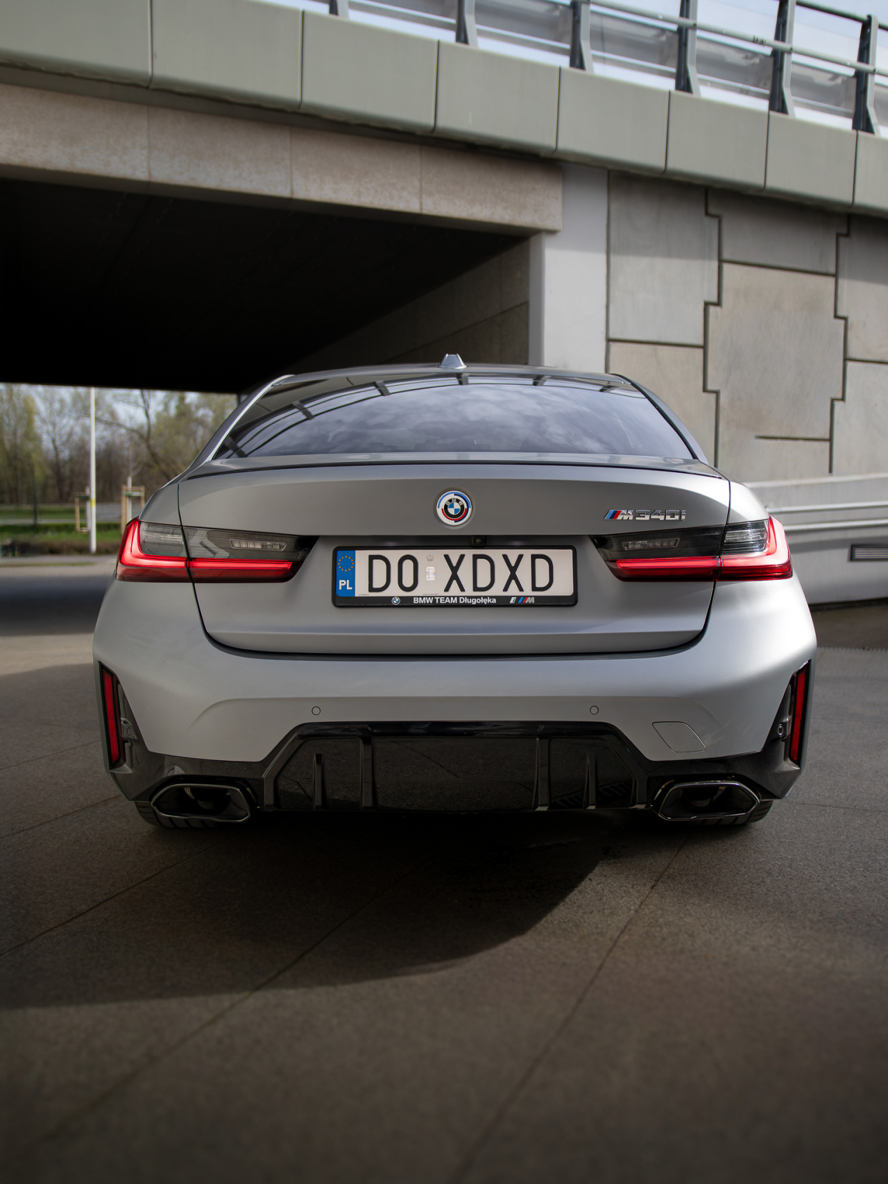 Tył srebrnego BMW