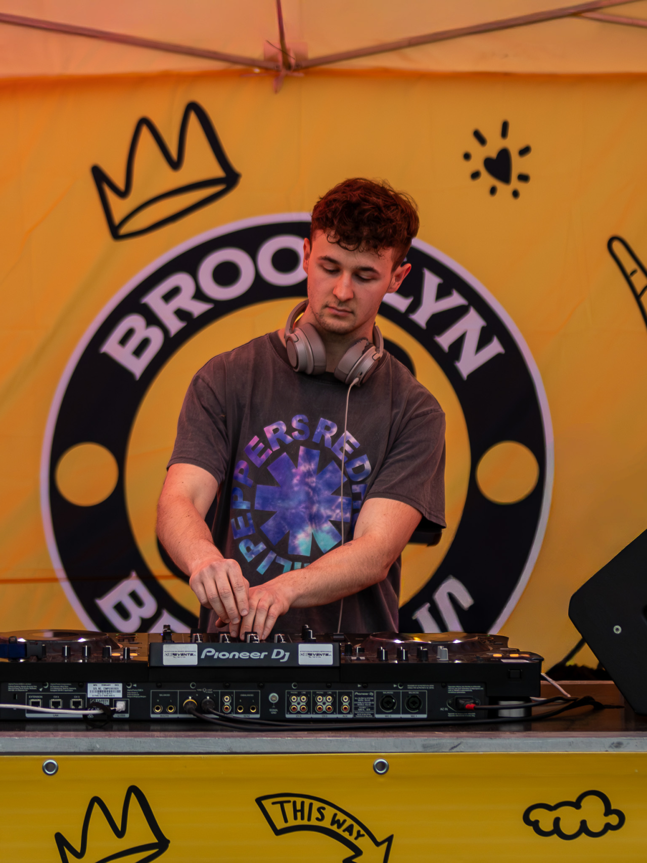 DJ miksujący podczas wydarzenia Brooklyn