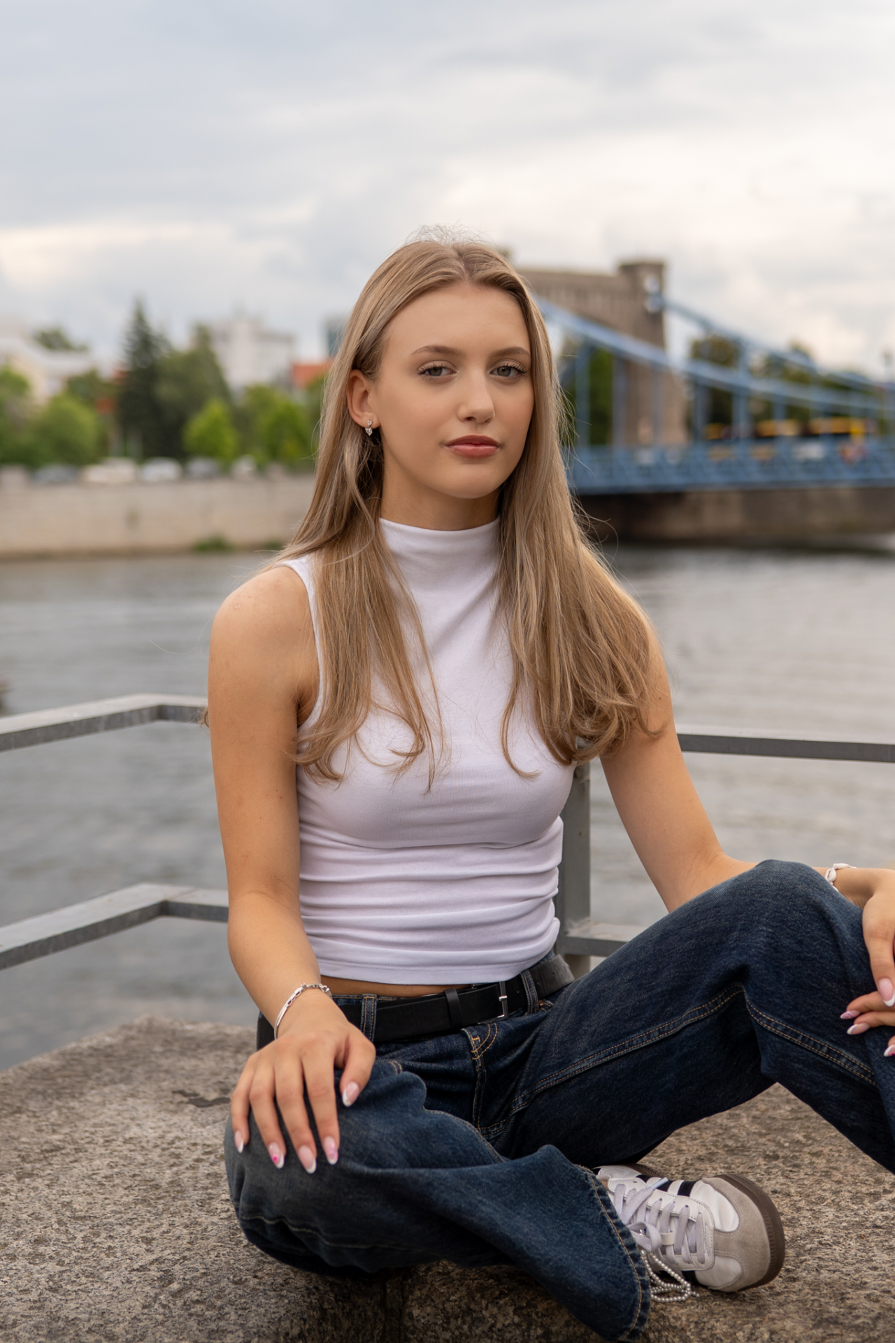 Portret kobiety nad rzeką