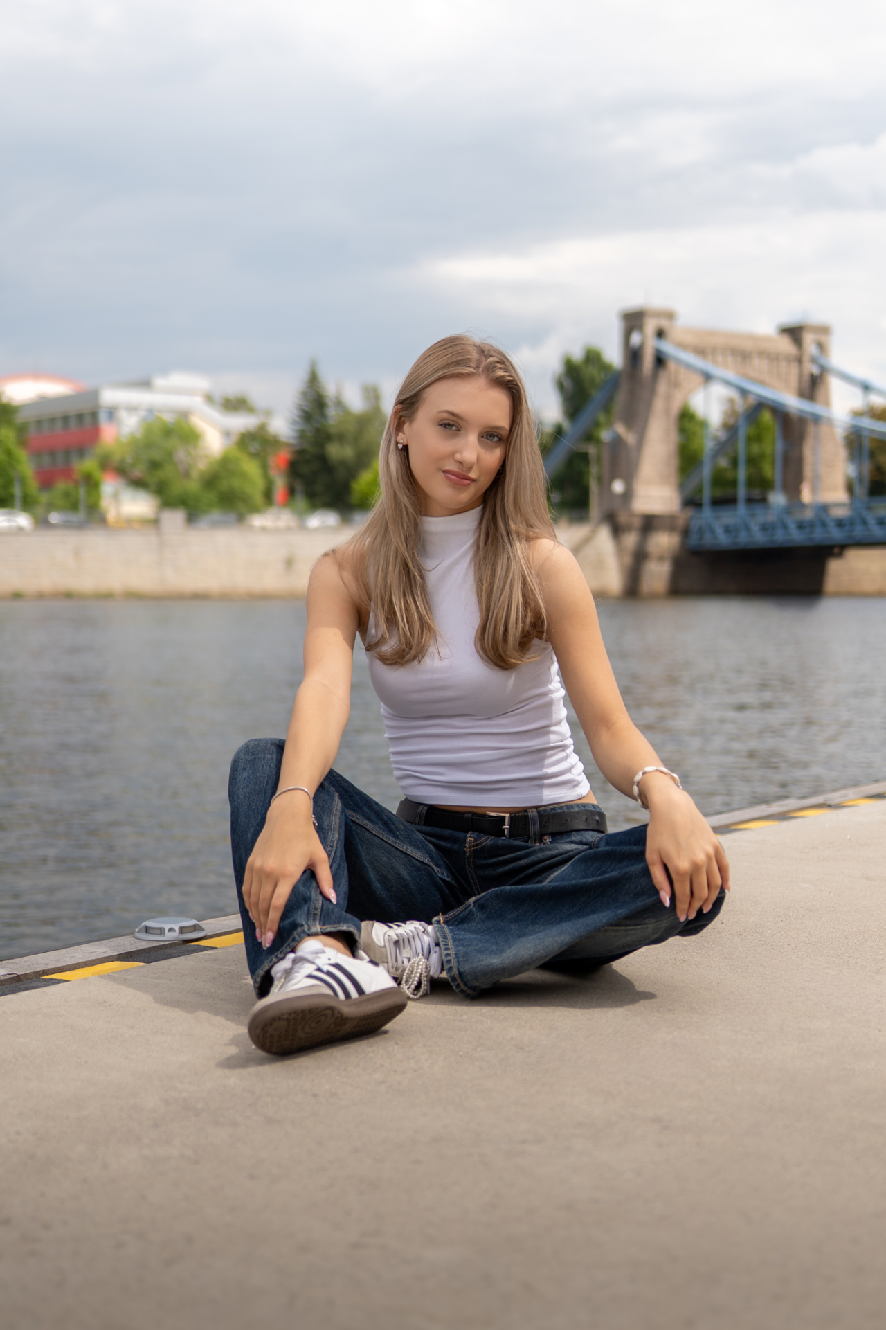 Kobieta podczas miejskiej sesji portretowej