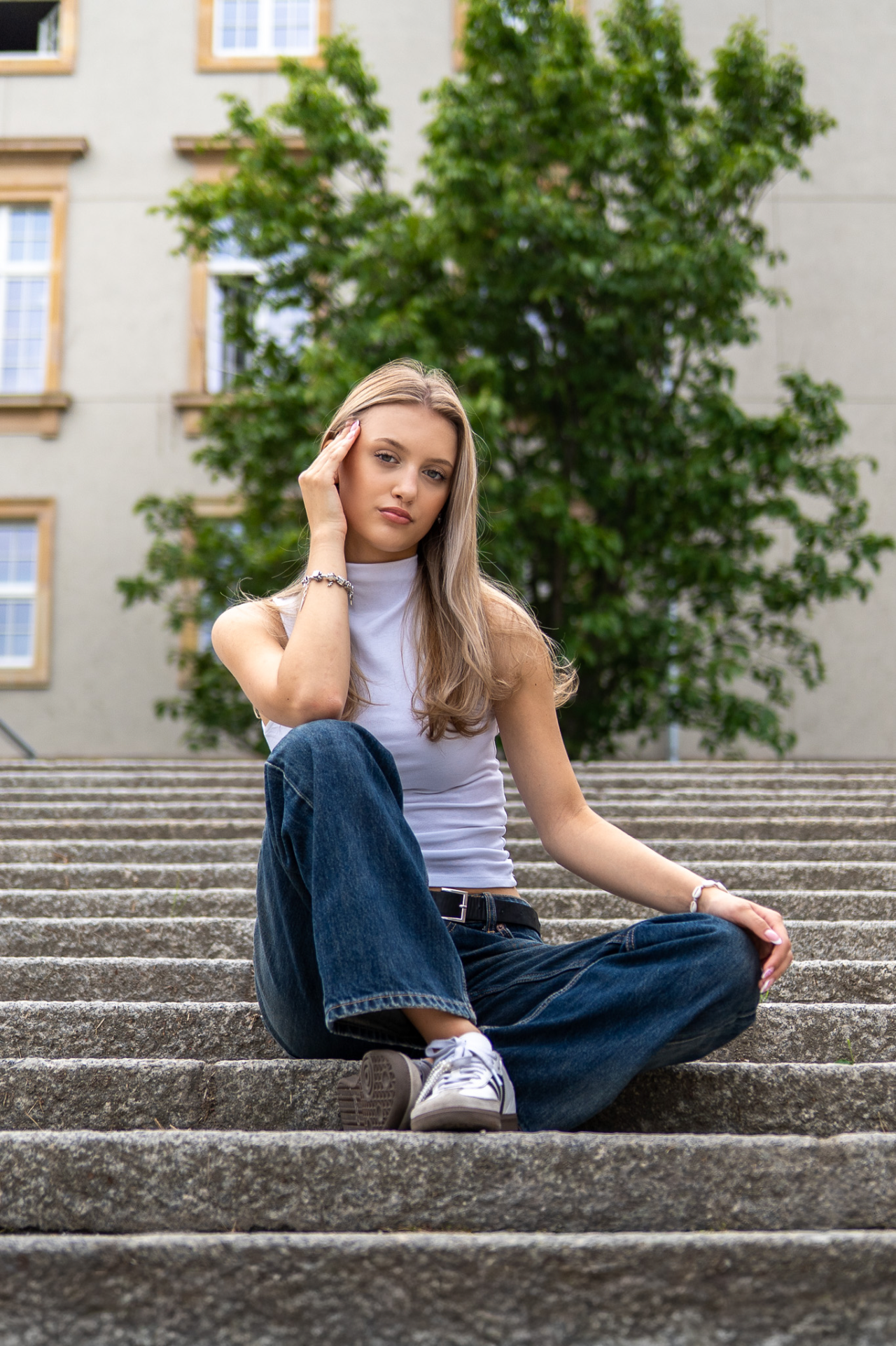 Kobieta siedząca na schodach