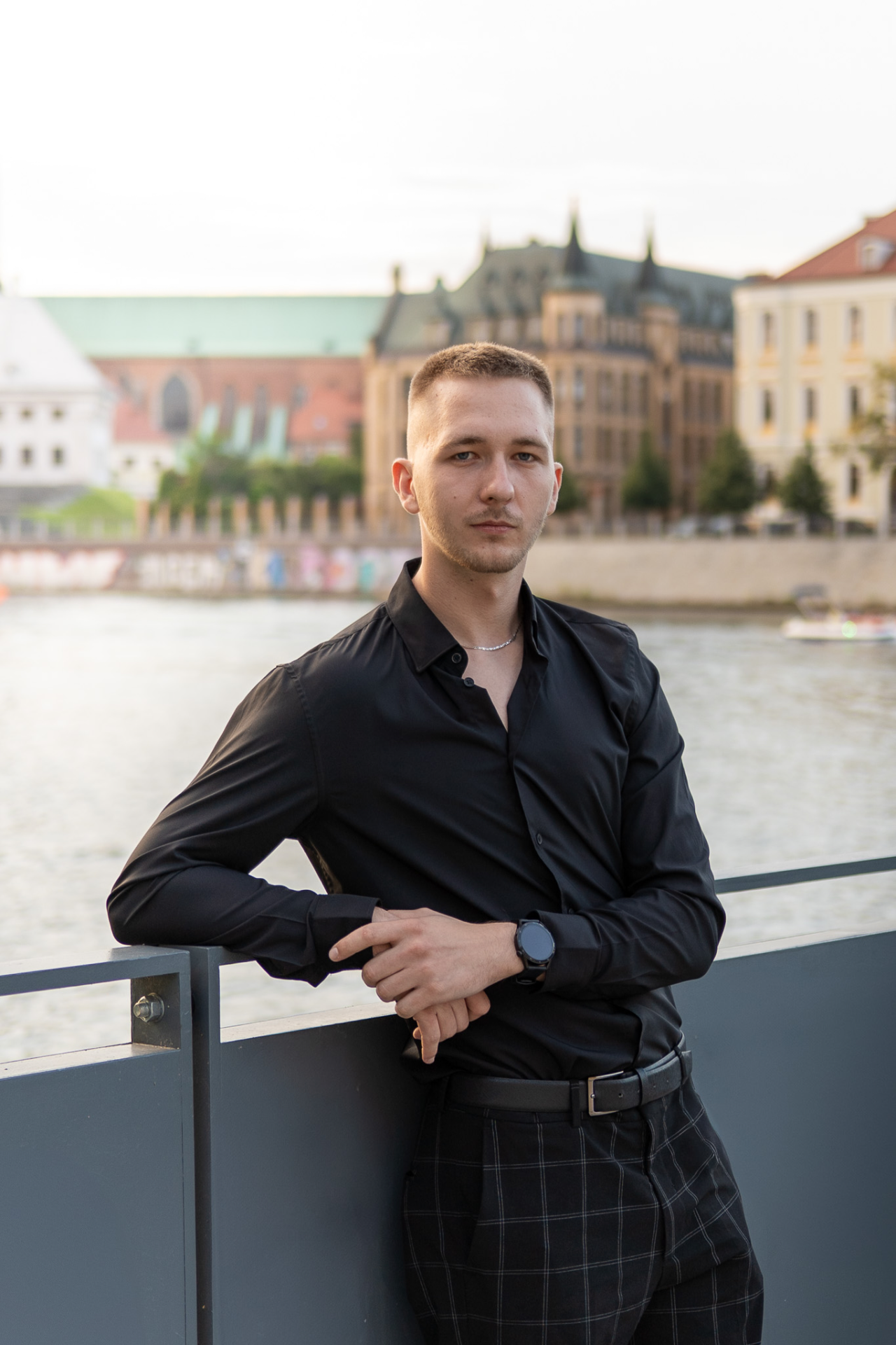 Mężczyzna w czarnej koszuli nad rzeką